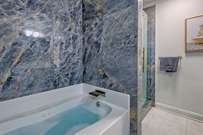 Shower, jetted tub, hair dryer, towels - Charming Downtown Helen Getaway (Helen)