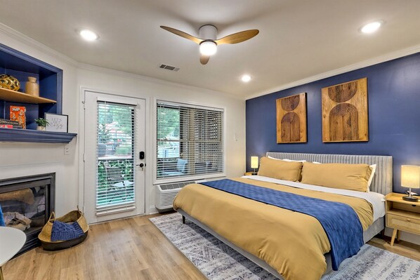 1 bedroom, desk, iron/ironing board, travel cot - Charming Downtown Helen Getaway (Helen)