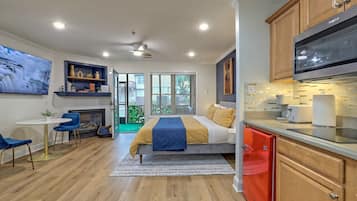 1 bedroom, desk, iron/ironing board, travel cot