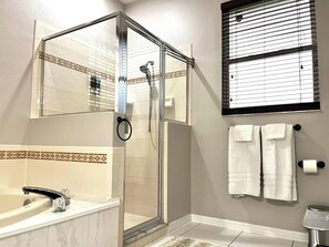 Shower, hair dryer, towels - Pool Paradise with hot tub, bikes, every beach need, games and more! (Cocoa Beach)