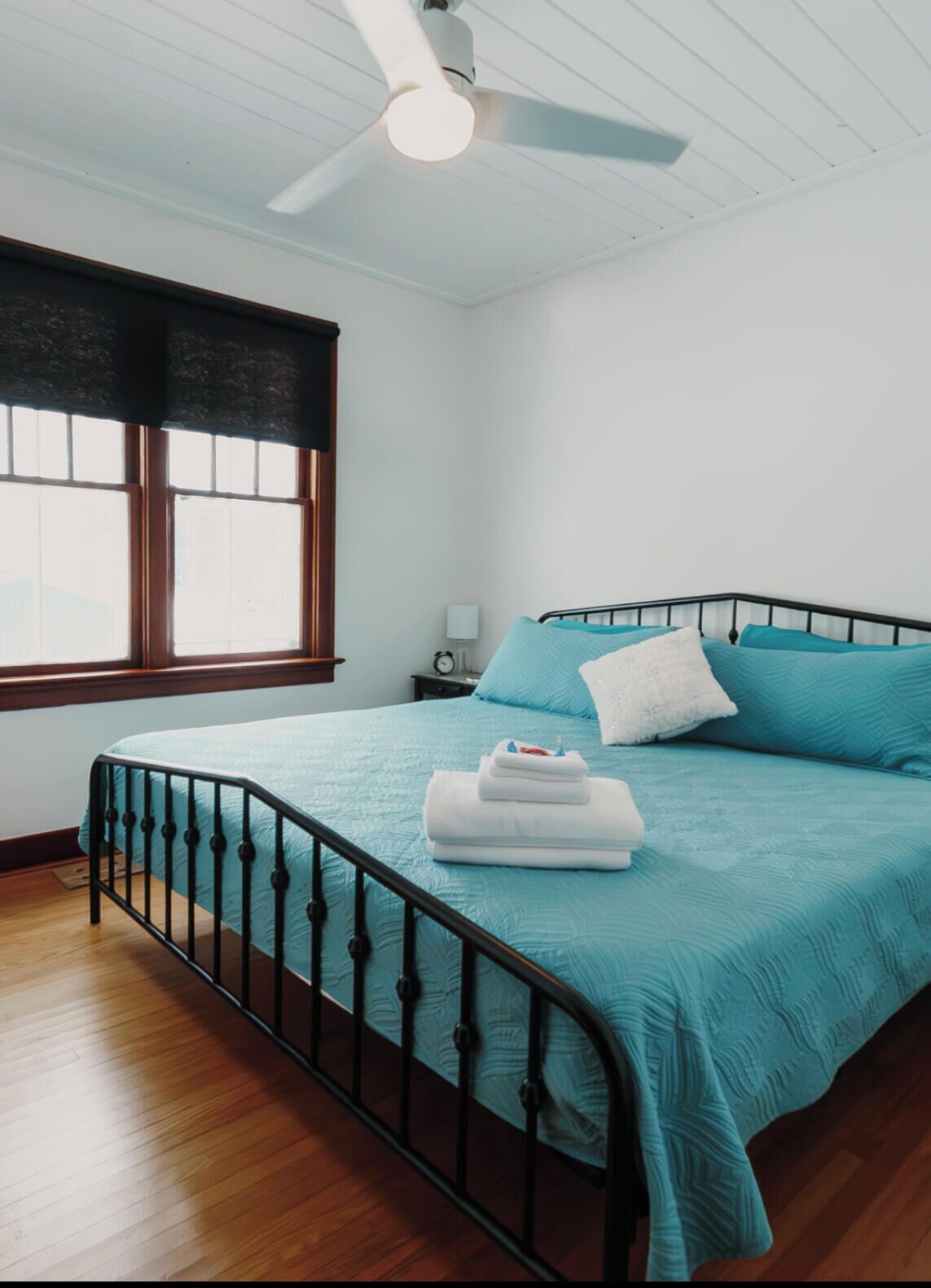 4 chambres, bureau, fer et planche à repasser, lit parapluie