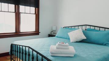 4 chambres, bureau, fer et planche à repasser, lit parapluie