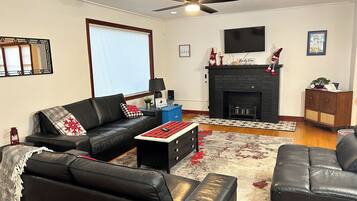 Smart TV, caminetto, lettore DVD, libri