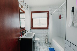 Dusj, hårføner, håndklær og såpe