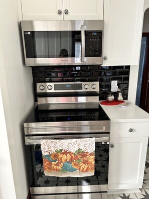 Fridge, microwave, oven, stovetop - Fully Renovated Vintage Lake House steps from the lake and local amenities (Sylvan Lake)