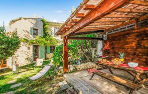 Outdoor dining - Luxurious home in Malataverne (Malataverne)