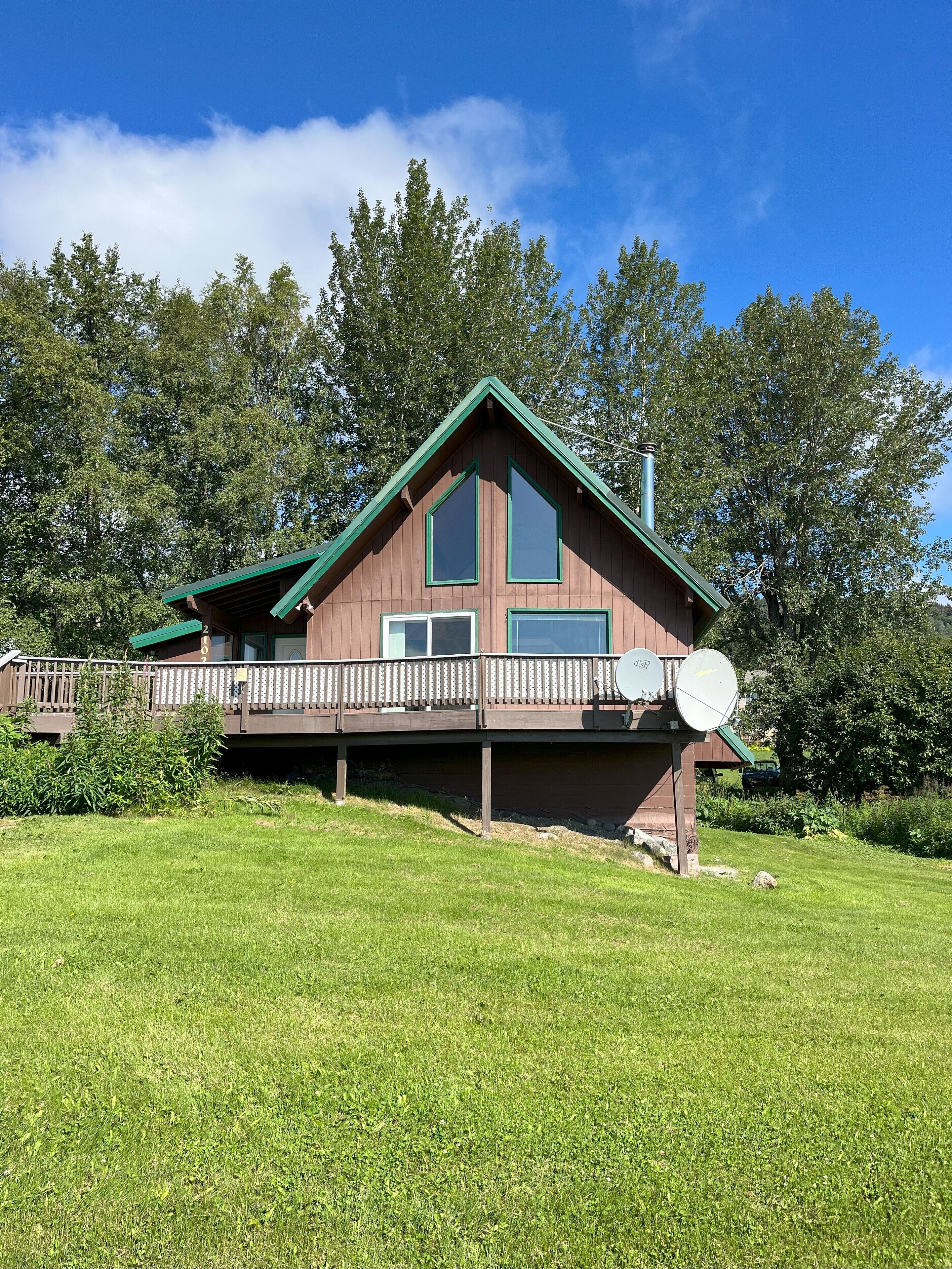 MIDNIGHT SUN MANOR, MINUTES FROM DOWNTOWN, BAYVIEW, SAUNA, DECK, PET ON APPROVAL