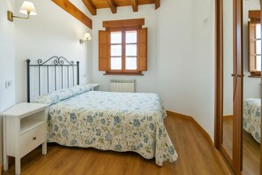 2 slaapkamers, een strijkplank/strijkijzer, reisbedje, beddengoed