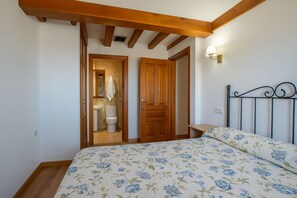 2 dormitorios, tabla de planchar con plancha, cuna de viaje