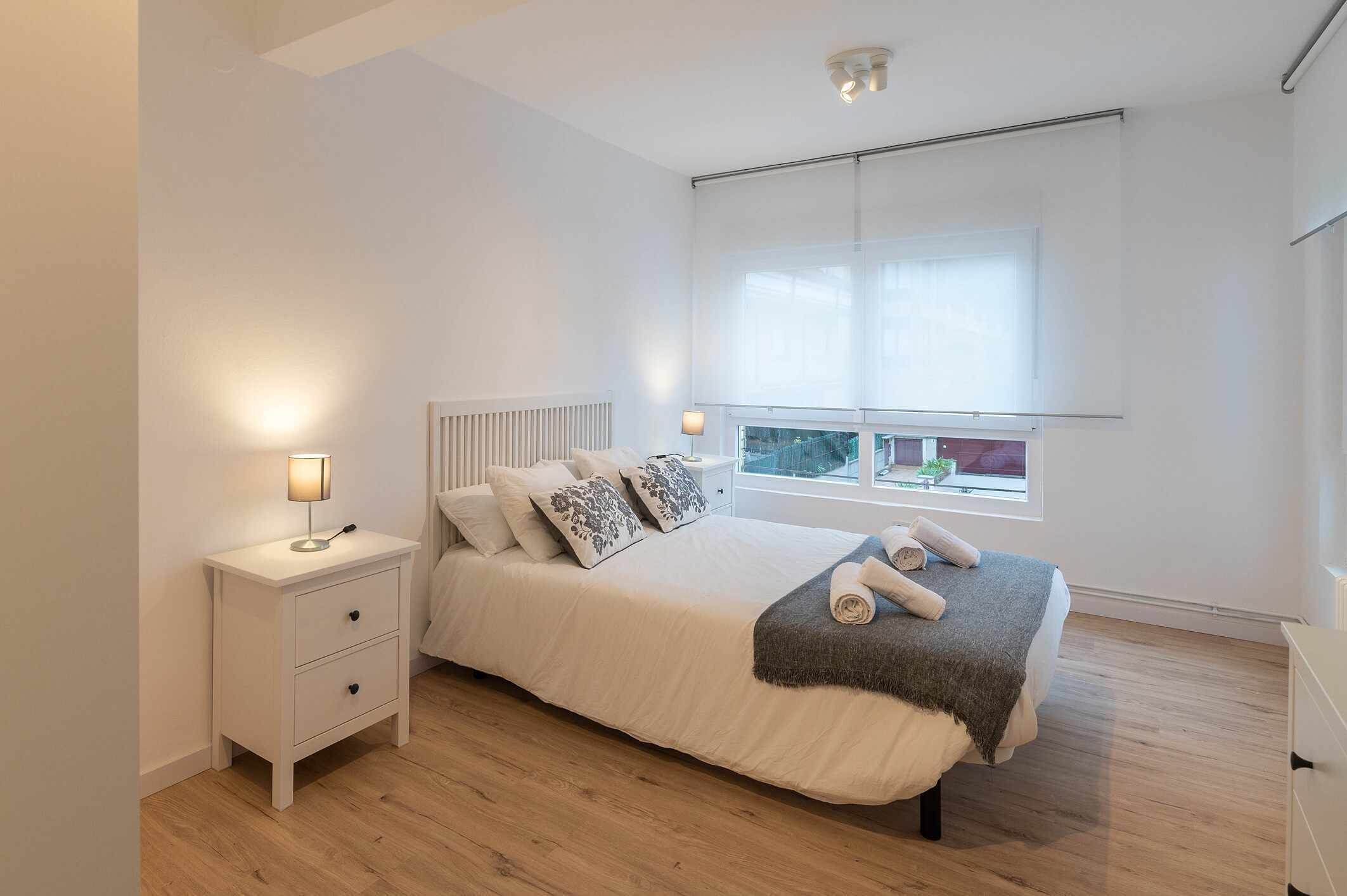 4 slaapkamers, een bureau, een strijkplank/strijkijzer, reisbedje