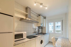 Fridge, microwave, toaster, cookware/dishes/utensils - Apartamento Playa-mar (Ribadesella)