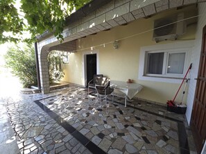 Outdoor dining - Studio - apartment Angie 3 (Njivice)