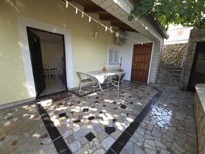 Outdoor dining - Studio - apartment Angie 3 (Njivice)