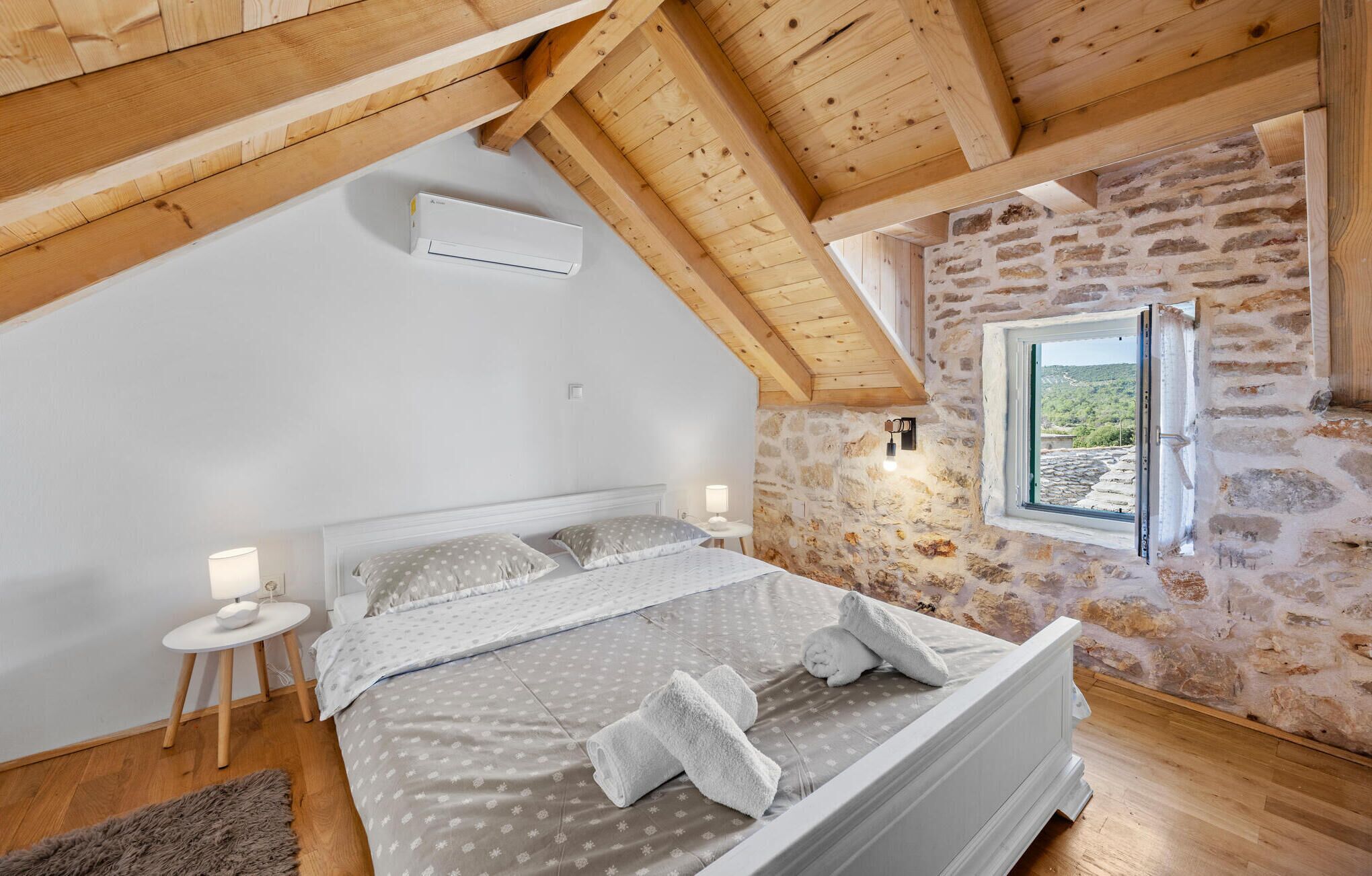 4 bedrooms, free WiFi, bed sheets