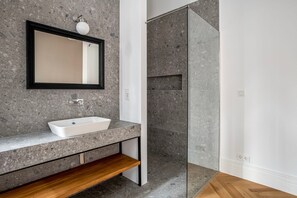 Hair dryer, towels - Superb Kreuzberg Studio , nr Viktoria Park, by Blueground (Berlin)