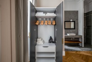 Hair dryer, towels - Superb Kreuzberg Studio , nr Viktoria Park, by Blueground (Berlin)