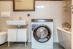 Hair dryer, towels - Cute Mitte 1BR, nr Hauptbahnhof, by Blueground (Berlin)