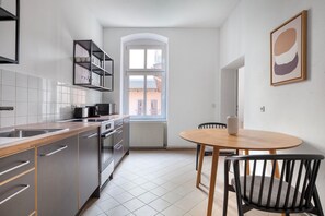 Réfrigérateur, micro-ondes, four, lave-vaisselle