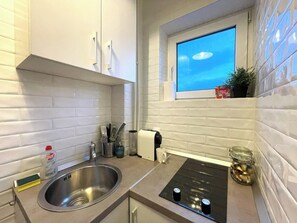 Fridge, stovetop, coffee/tea maker, cookware/dishes/utensils - Rooftop Studio In the Heart of Bucharest w Netflix (București)
