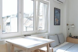 1 bedroom, iron/ironing board, free WiFi, bed sheets - Rooftop Studio In the Heart of Bucharest w Netflix (București)