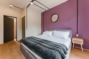 2 soveværelser, skrivebord, strygejern/strygebræt, sengetøj