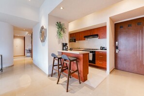 Een koelkast, een magnetron, een oven, een kookplaat