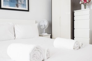 1 間睡房、書桌、熨斗/熨衫板、可攜式嬰兒床