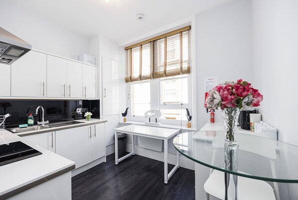 雪櫃、微波爐、焗爐、爐具