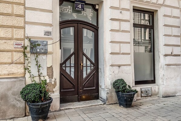 Exterior detail - Clean Landstraße 1BR w/ Elevator, nr Restaurants, by Blueground (Vienna)