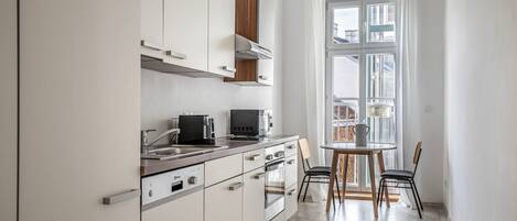 Een koelkast, een magnetron, een oven, een kookplaat