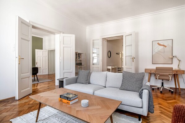 TV, stereo - Terrific Landstraße 2BR w/ Elevator, nr Tram & Dining, by Blueground (Vienna)