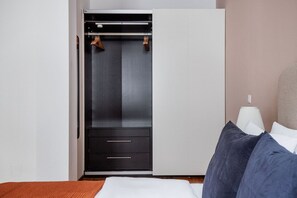 2 quartos, ferros/tábuas de passar roupa, Wi-Fi, roupa de cama