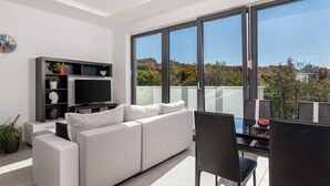 Living area - Lovely apartment for 3 people with WIFI, A/C and TV (Rijeka)