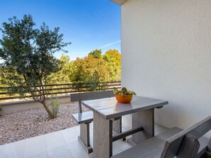 Outdoor dining - Cosy apartment for 3 guests with WIFI, A/C and TV (Rijeka)
