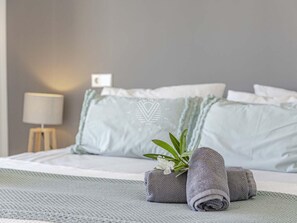 5 bedrooms, iron/ironing board, Internet, bed sheets