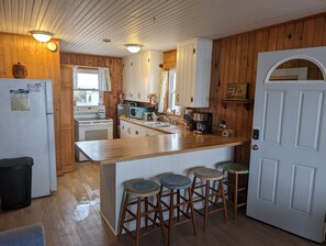 Fridge, microwave, oven, stovetop - Nena's - Oceanfront (Kitty Hawk)