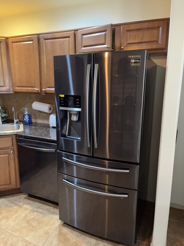 冷蔵庫、電子レンジ、オーブン、コンロ