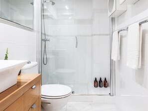 Bañera, secador de pelo y toallas