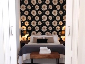 2 bedrooms, iron/ironing board, internet, bed sheets