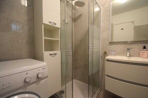 Regadera, bidet, toallas