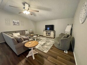 Smart TV, videogames, DVD player, pebolim