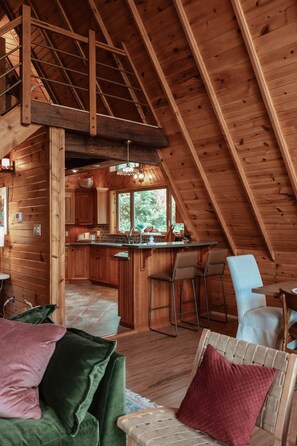 TV connectée, cheminée, baby-foot, livres