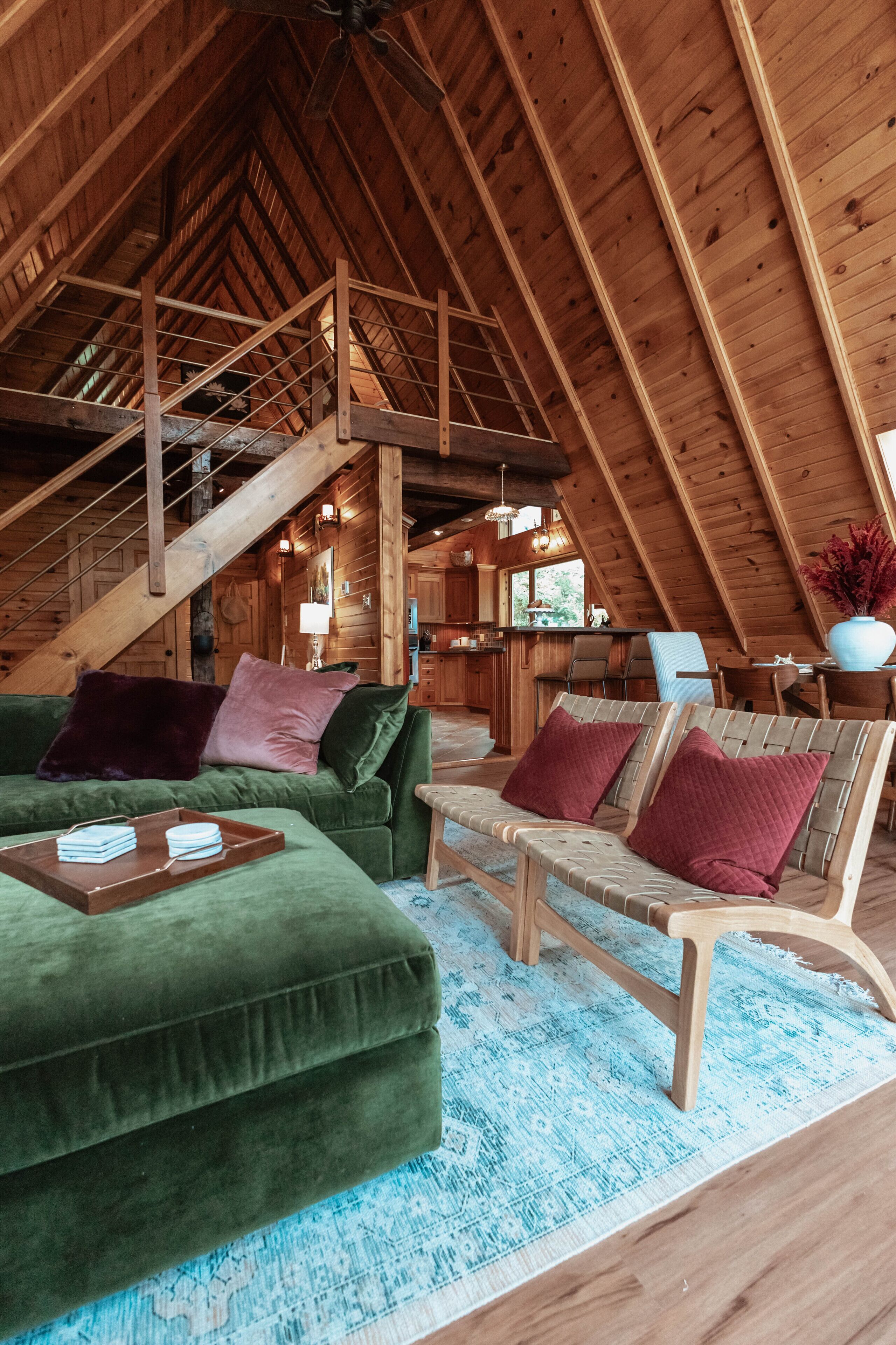 Smart-tv, een open haard, tafelvoetbal en boeken