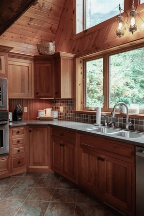 Fridge, microwave, oven, stovetop - The A-Frame in the Woods + Hot Tub (Dayton)