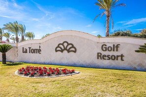 Property grounds - Stunning 2-bed apartment in La Torre Golf Resort (Roldan)