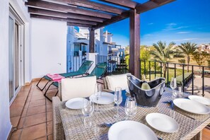 Outdoor dining - Stunning 2-bed apartment in La Torre Golf Resort (Roldan)