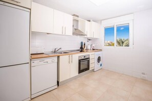 Fridge, microwave, oven, stovetop - Stunning 2-bed apartment in La Torre Golf Resort (Roldan)