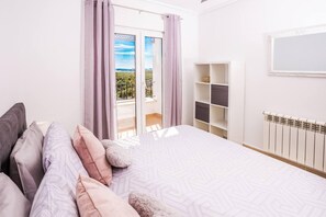 2 chambres, fer et planche à repasser, Wi-Fi, draps fournis