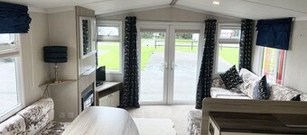 Homely 2 bed chalet tuxford