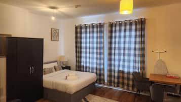 1 slaapkamer, een strijkplank/strijkijzer, wifi, beddengoed